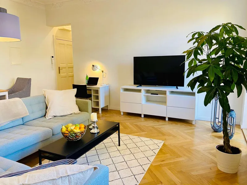 All inklusive - unbefristete, vollmöbliert inkl. WLAN & Strom 2-Zimmer-Stuckaltbau-Wohnung m. Balkon — photo 1